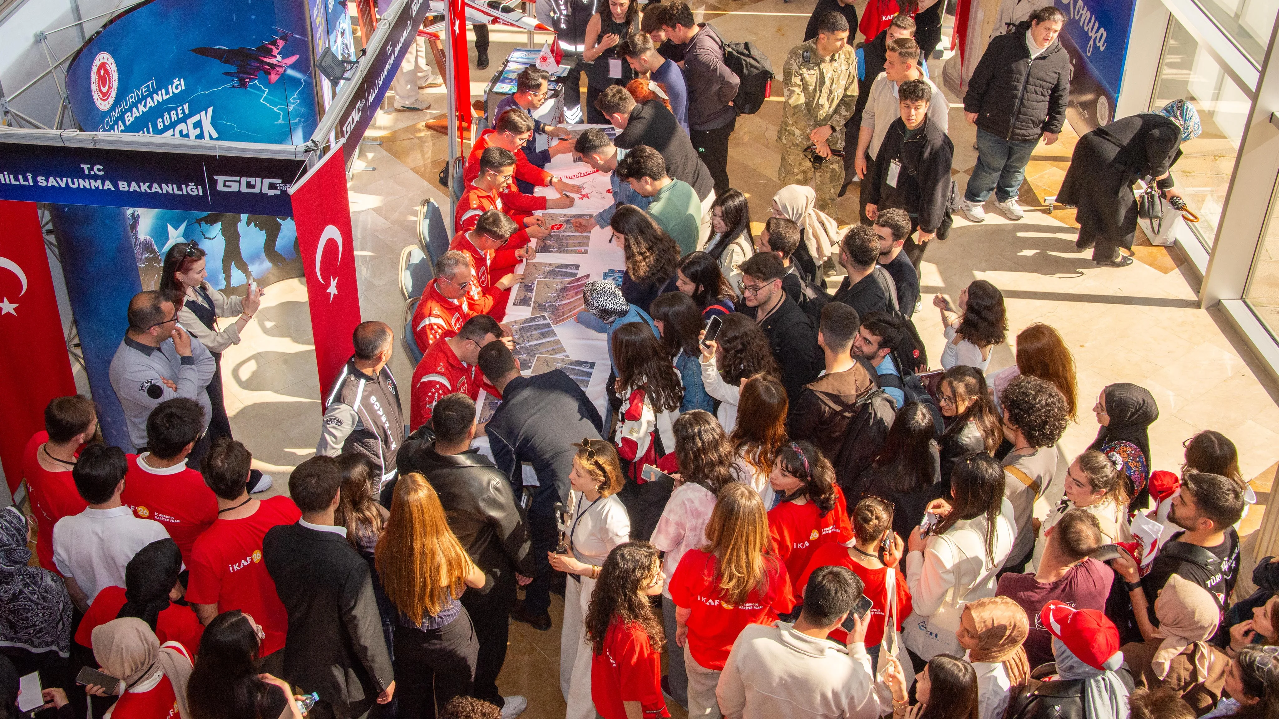 Türk Yıldızları, İKAF’26 kapsamında öğrencilerle buluştu